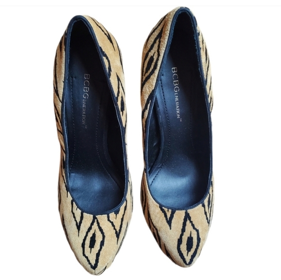 BCBGeneration Camel/Tan Faux Suede Black Tribal Parade2 Pointed Toe Heels size 6 - Picture 2 of 6